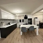 Ultracentral Luxury Apartament *